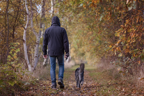 Ulos koiran kanssa — vinkkejä pukeutumiseen